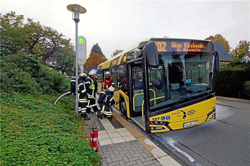 Goslarer Feuerwehr löscht Busbrand an der Siemensstraße Messerstecher im Zug, ein Toter im Bus und brennende Bremsbeläge