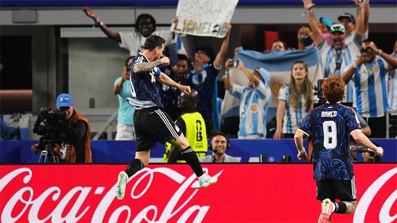 Messi lässt sich von den fans feiern.