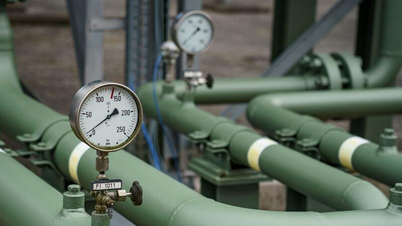 Deutschland will Umlage für Gastransit abschaffen Messinstrumente zeigen den Leitungsdruck beim Gasspeicher der Stadtwerke Kiel an.