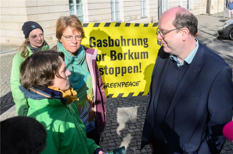 Minister: Entscheidung zu Erdgasförderung zu begrüßen Meta Janssen-Kucz (Grüne, 3.v.l) und Umweltminister Christian Meyer (Grüne) sprechen mit Umweltktivisten.