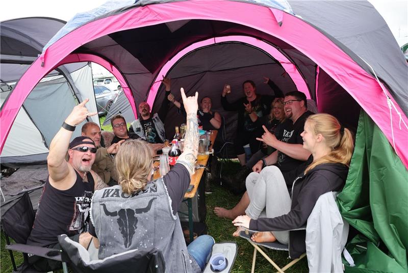 Heavy-Metal-Festival in Wacken versinkt im Schlamm Metal-Fans aus Kiel feiern auf einem Zeltplatz auf dem vom Regen aufgeweichten und schlammigen Festivalgelände.