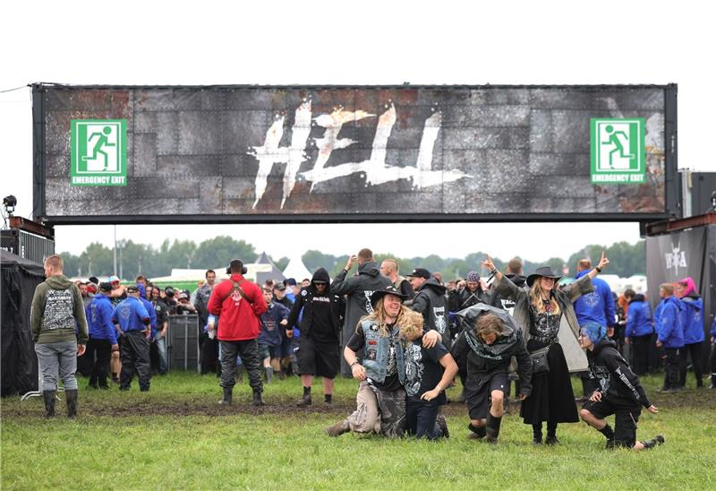 Metalfans feiern in Wacken, aber nicht alle dürfen rein Metal-Fans freuen sich nach der Öffnung der Tore zum inneren Festivalgelände in Wacken.