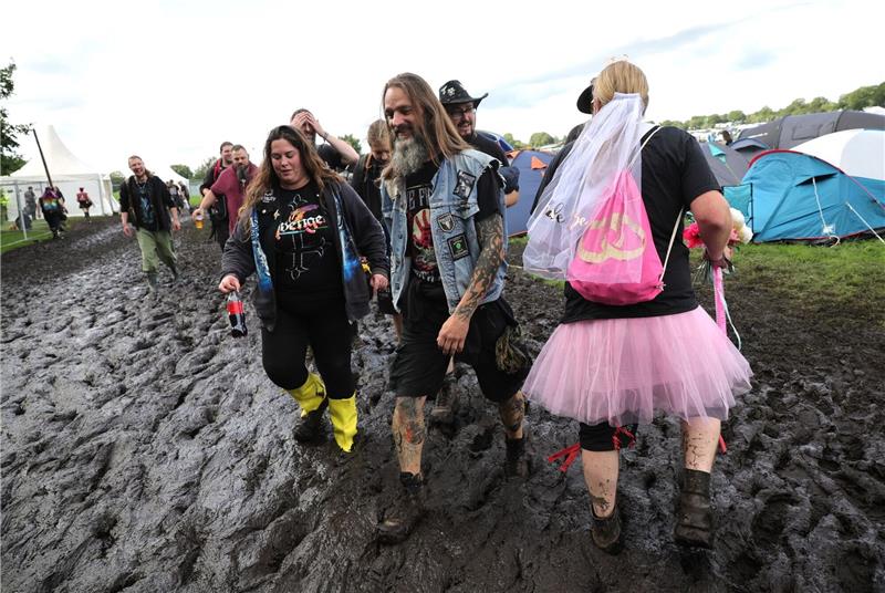 Heavy-Metal-Festival in Wacken versinkt im Schlamm Metal-Fans gehen über das schlammige Festivalgelände.