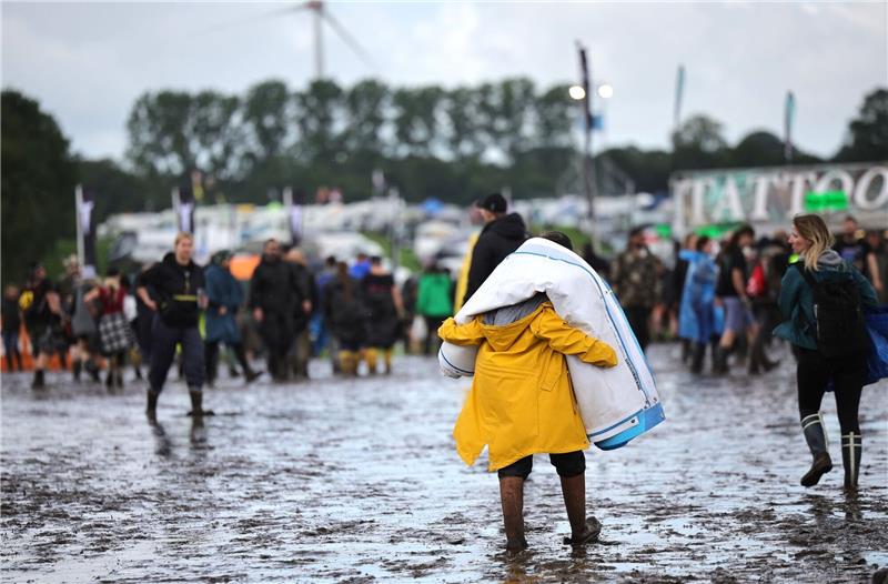 Heavy-Metal-Festival in Wacken versinkt im Schlamm Metal-Fans sind auf dem schlammigen Festivalgelände unterwegs.