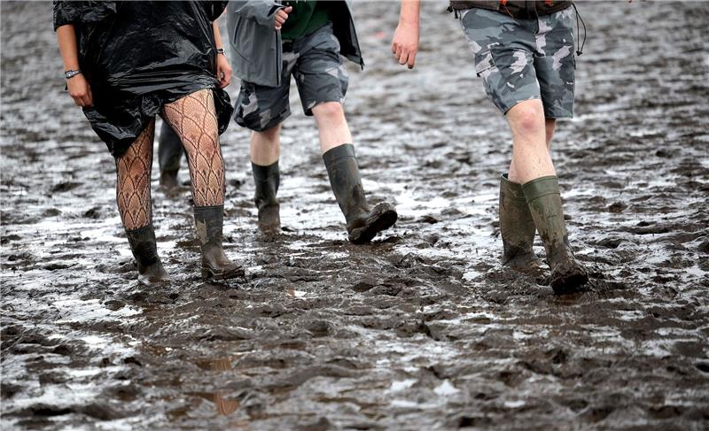 Heavy-Metal-Festival in Wacken versinkt im Schlamm Metal-Fans sind auf dem schlammigen Festivalgelände unterwegs.