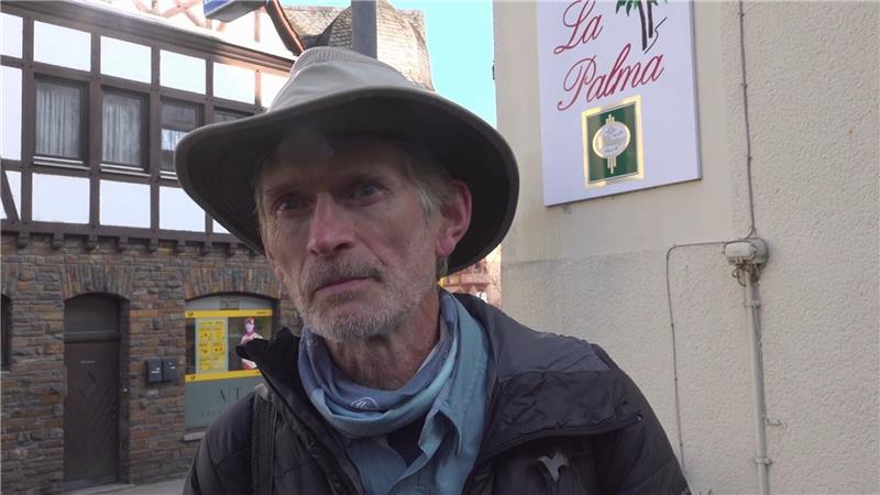 Meteoritenjäger Thierry Monter ist aus Frankreich zum Einschlagort in Koblenz angereist.