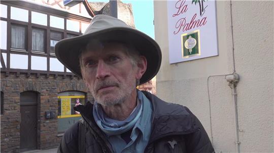 Meteoritenjäger Thierry Monter ist aus Frankreich zum Einschlagort in Koblenz angereist.