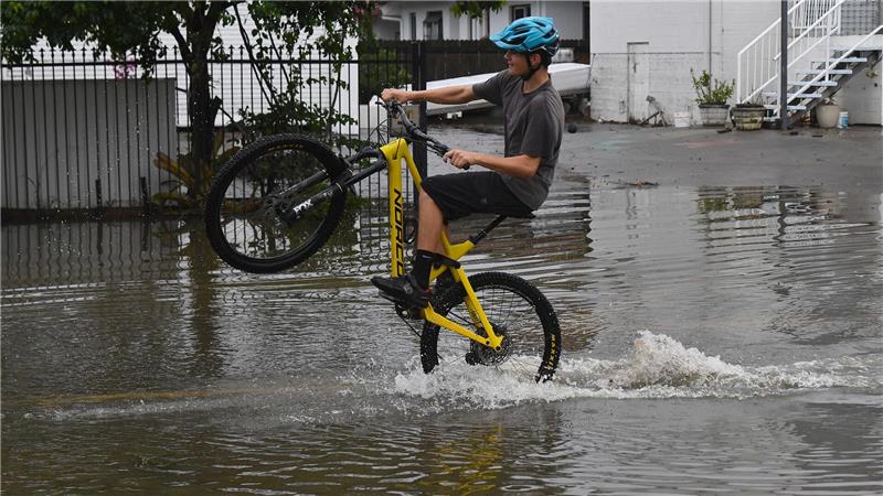 Regen und Überschwemmungen fluten Australiens Ostküste Meteorologen erwarten am Dienstag deutlich weniger Regen.