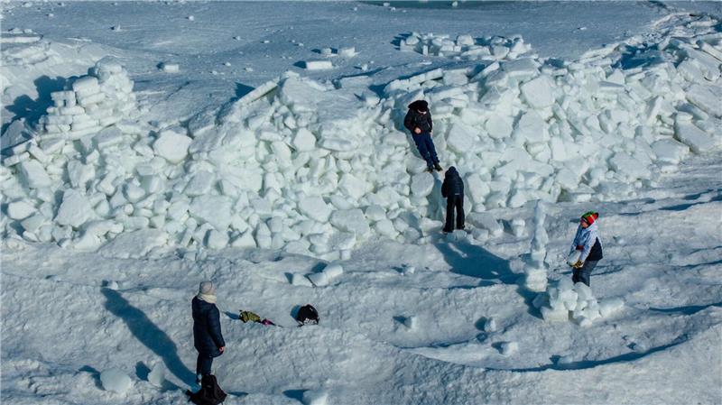 Iglu und Eisberge am Ostseestrand vor Zempin Meterhoch türmen sich Eisbrocken am Strand von Usedom auf.