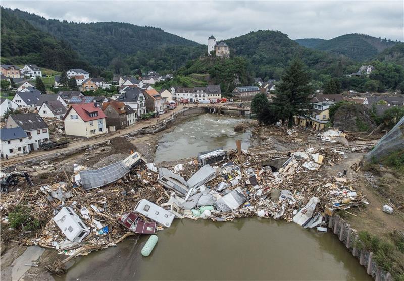 Ermittlungen zur Ahr-Flut eingestellt Meterhoch türmen sich im Juli 2021 wenige Tage nach der Flutkatastrophe Wohnwagen, Gastanks, Bäume und Schrott an einer Brücke über die Ahr in Altenahr-Kreuzberg. Foto: Boris Roessler/dpa