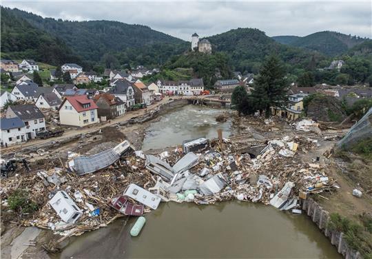 Meterhoch türmen sich im Juli 2021 wenige Tage nach der Flutkatastrophe Wohnwagen, Gastanks, Bäume und Schrott an einer Brücke über die Ahr in Altenahr-Kreuzberg. Foto: Boris Roessler/dpa