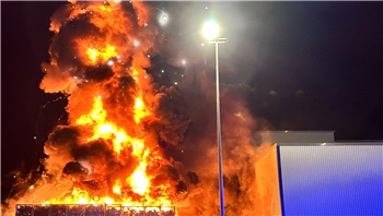 Meterhohe Flammen schlugen aus den Containern.