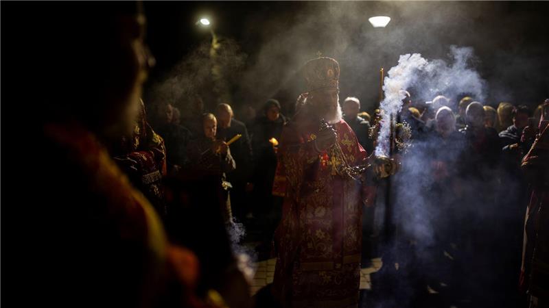 Metropolit Innokentiy, das Oberhaupt der orthodoxen Kirche in Litauen, leitet den orthodoxen Ostergottesdienst in der Heilig-Geist-Kirche kurz nach Mitternacht in Vilnius.