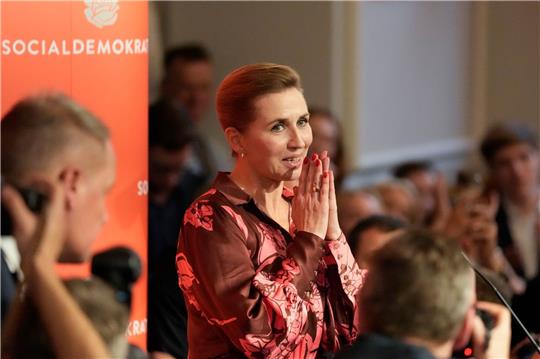 Mette Frederiksen spricht in der Wahlnacht zu Mitgliedern ihrer Partei.