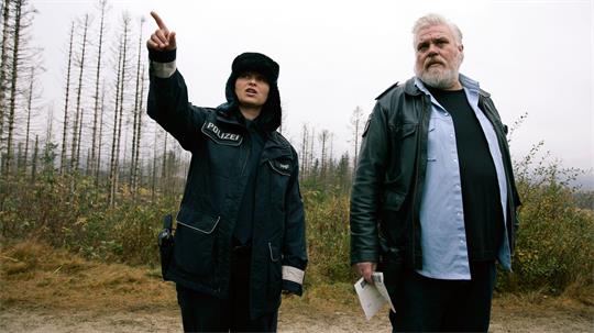 Mette (links, Anna Fischer) und Frank Koops (Aljoscha Stadelmann) in einer Szene des Krimis „Harter Brocken: Die Versuchung“. Der Krimi läuft 5.9. im Ersten und ist ab 3.9. in der ARD-Mediathek verfügbar.