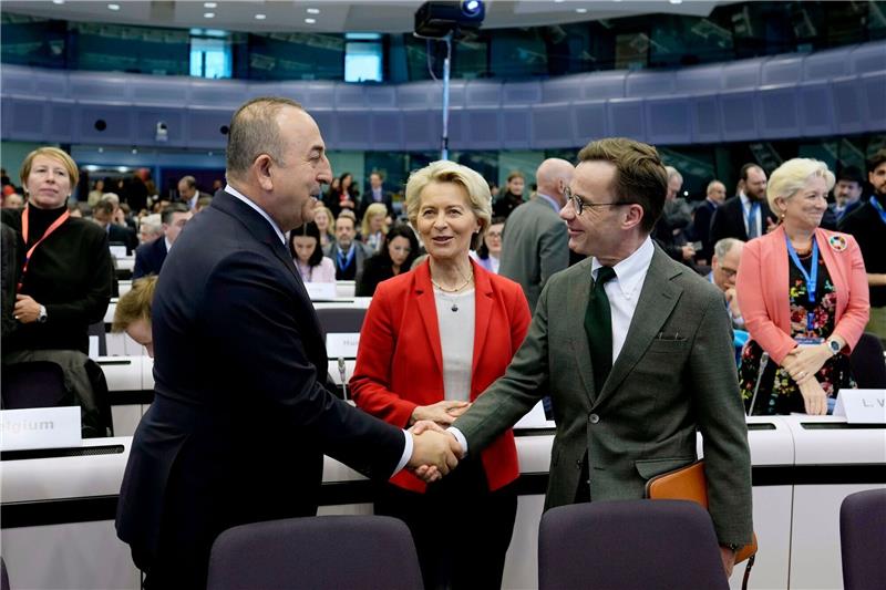 Geberkonferenz: Sieben Milliarden Euro für Türkei und Syrien Mevlut Cavusoglu (l), Außenminister der Türkei, schüttelt Ulf Kristersson (r), Premierminister von Schweden, die Hand.