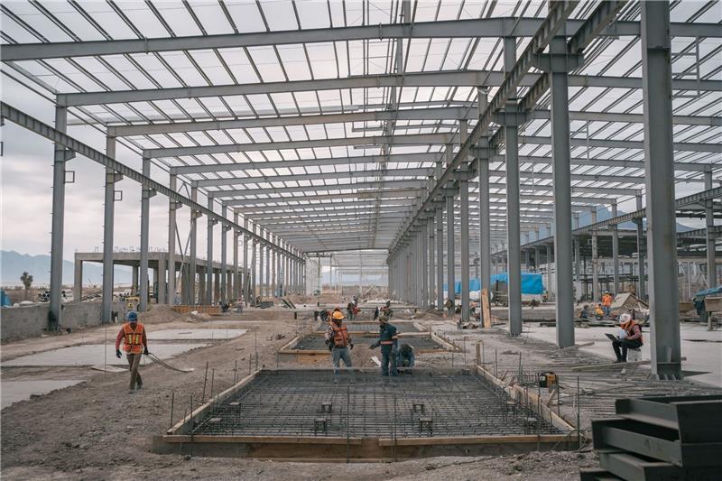 „Nearshoring”: Die Welt rückt wieder enger zusammen Mexikanische Arbeiter bauen am neuen Lager der Lizhong Wheel Group auf dem Industriegelände Interpuerto Monterrey. Mexiko wird für Unternehmen aus dem Ausland attraktiv: Mit der Reform des Nordamerika-Freihandelsabkommens wurden die so genannten Ursprungsregeln verändert.