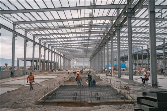 Mexikanische Arbeiter bauen am neuen Lager der Lizhong Wheel Group auf dem Industriegelände Interpuerto Monterrey. Mexiko wird für Unternehmen aus dem Ausland attraktiv: Mit der Reform des Nordamerika-Freihandelsabkommens wurden die so genannten Ursprungsregeln verändert.