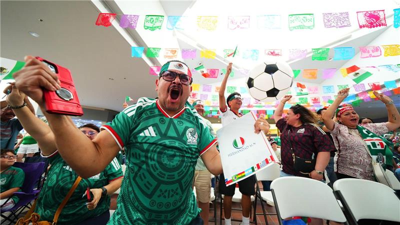 Rot-Festival gegen Südafrika: Mexiko gewinnt WM-Auftakt Mexikanische Fans freuen sich über das erste Tor.