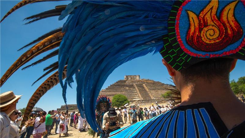 Mexiko: Wenn El Cerrito erwacht – Chichimeca-Tänzer zelebriert die Frühlings-Tagundnachtgleiche