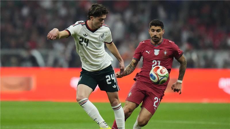 WM-Test im Aztekenstadion von Todesfall überschattet Mexikos Brian Gutierrez (l) und Portugals Ruben Neves konnten im Freundschaftsspiel ihrer Teams keine Tore bejubeln.