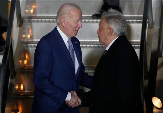 Mexikos Präsident Andres Manuel Lopez Obrador (l) empfängt seinen amerikanischen Amtskollegen Joe Biden am Flughafen von Zumpango.