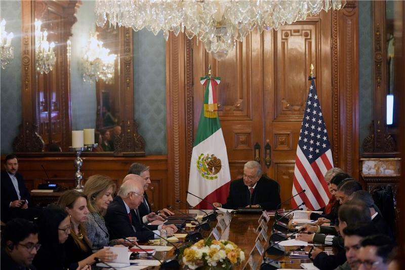 USA und Mexiko: Zusammenarbeit gegen irreguläre Migration Mexikos Präsident Andrés Manuel López Obrador (oben, M) und US-Außenminister Antony Blinken (oben, l) sprechen über das Thema irreguläre Migration.