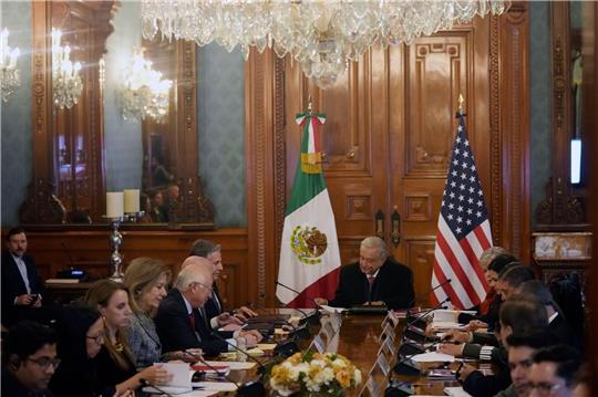 Mexikos Präsident Andrés Manuel López Obrador (oben, M) und US-Außenminister Antony Blinken (oben, l) sprechen über das Thema irreguläre Migration.