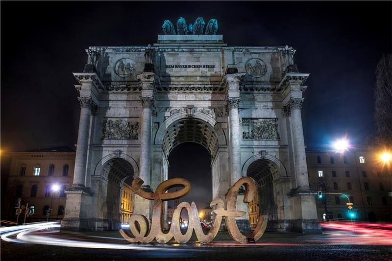 Mia Florentine Weiss regt zum Städtetourismus an; wer würde nicht gerne ihre riesigen Skulpturen „live“ erleben? „Love/Hate“ steht vorm Siegestor in München. Im Mönchehaus ist eine Miniatur-Edition erhältlich; morgen kommt auch die Künstlerin dorthin. Mit Mönchehaus-Direktorin Dr. Bettina Ruhrberg führt sie ein Künstlergespräch. Interessenten sind eingeladen; der Eintritt ist frei. Foto: © Mia Florentine Weiss