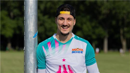 Micha Schue tritt im Bierkönig in seinem eigenen Trikot auf.