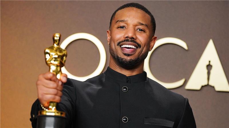 Michael B. Jordan, Gewinner des Preises als Hauptdarsteller für „Sinners“, posiert bei der Oscars-Verleihung.