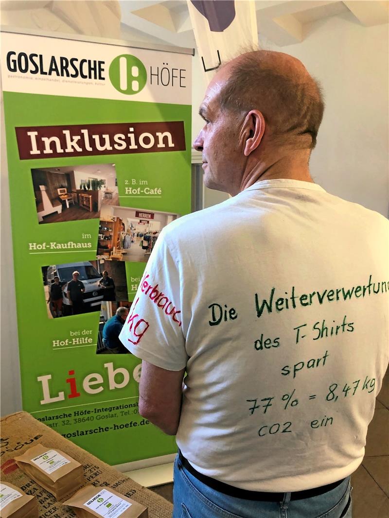 Wöltingerode sucht Wege aus der Verpackungsflut Michael Banse von den Goslarschen Höfen zeigt auf seinem T-Shirt, dass es sich lohnt, ausrangierte Kleidung wiederzuverwerten. Foto: Stade