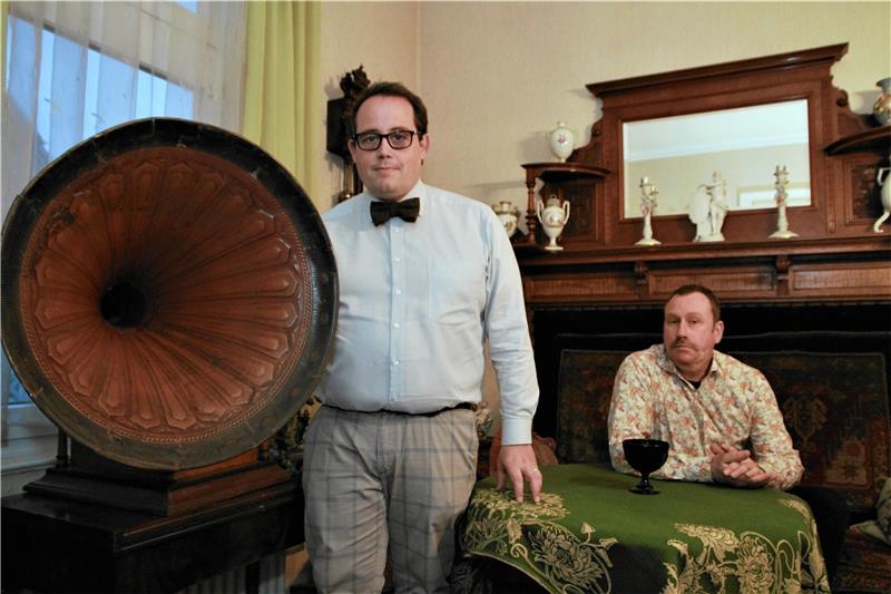 So lebt es sich im Gründerzeit-Ambiente: „Haus Bues“ wird zur „Villa Charlotte“ Michael Bartsch (l.) und Gatte Sven Bartsch-Siegmund sind bereits eingezogen und verändern derzeit ganz viel in ihrem neuen Domizil. Zu Ostern wollen sie, so ist es ihr Plan, das Museum eröffnen. Fotos: Potthast