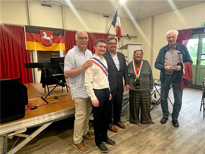 Städtepartnerschaft bekommt neuen Schwung Michael Baumgarten, Lucas Vautier (Jugendrat Touques), Bürgermeister Wolfgang Langer, seine französische Amtskollegin Colette Nouvel-Rousselot und St. Andreasbergs Ortsvorsteher Karl-Heinz Plosteiner (v.l.) beim Empfang des Jugendkomitees von Touques. Foto: Privat