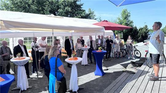 Michael Beyer-Zamzow (r.) begrüßt die Besucher des Festaktes, die alle auf ihre Art an der Realisierung und Instandhaltung des Projektes beteiligt sind.