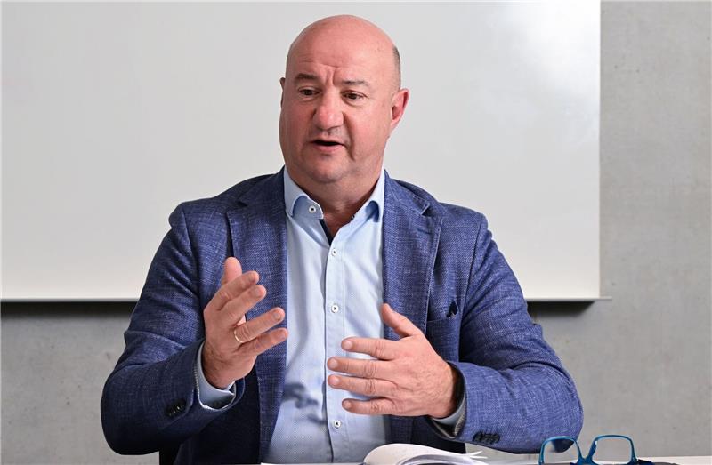 Michael Brecht, Vorsitzender Gesamtbetriebsrat der Daimler Truck AG, hat die Sparziele des Nutzfahrzeugherstellers kritisiert.
