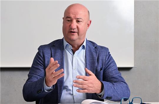 Michael Brecht, Vorsitzender Gesamtbetriebsrat der Daimler Truck AG, hat die Sparziele des Nutzfahrzeugherstellers kritisiert.