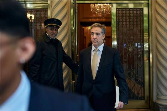Michael Cohen (r) gilt wegen vieler öffentlicher Lügen in der Vergangenheit als problematischer Kronzeuge.