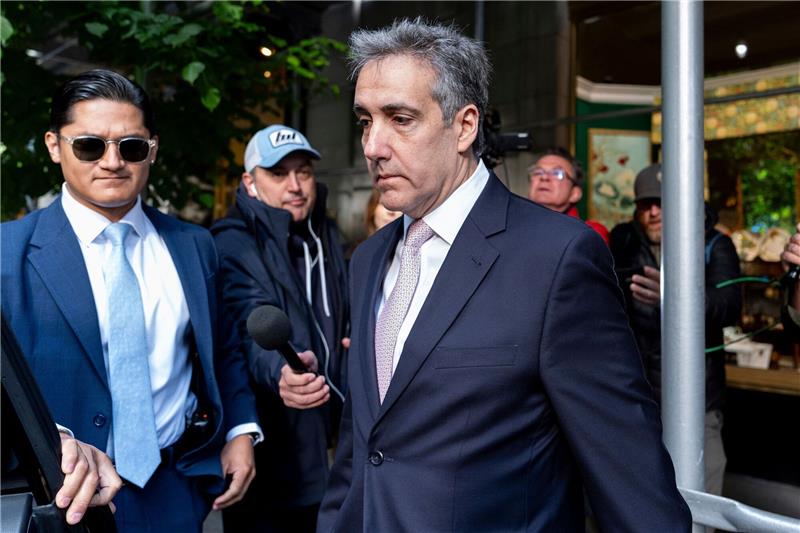 Michael Cohen (r) wurde als Trumps rechtlicher «Ausputzer» bekannt - mit enger Beziehung und direktem Zugang zum ehemaligen Präsidenten.