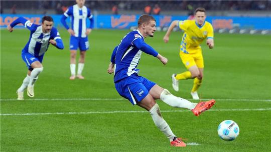 Michael Cuisance (M) leitete per Elfmeter die Wende für Hertha ein.