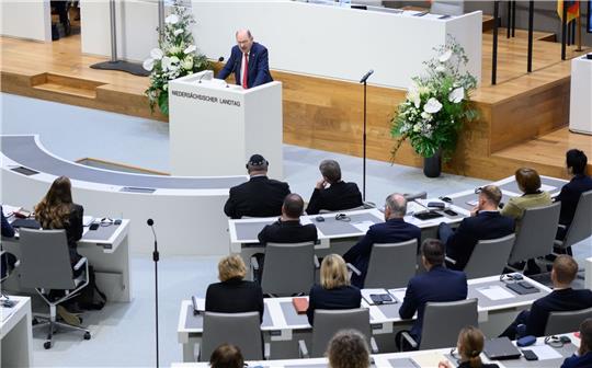 Michael Fürst, Präsident des Landesverbandes der Jüdischen Gemeinden von Niedersachsen K.d.ö.R., spricht im Landtag Niedersachsen.