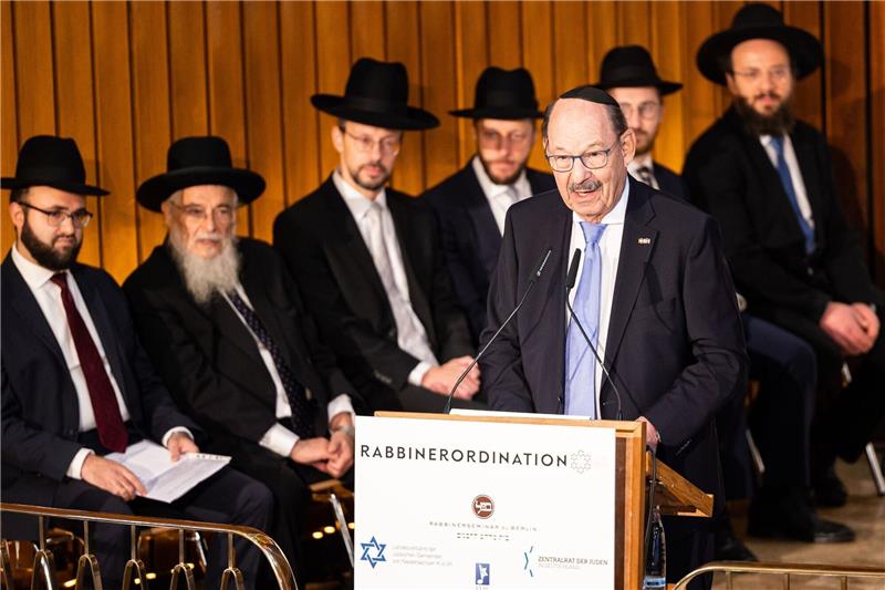 Michael Fürst, Vorsitzender der Jüdischen Gemeinde Hannover, spricht.