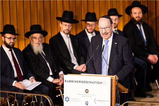Michael Fürst, Vorsitzender der Jüdischen Gemeinde Hannover, spricht.