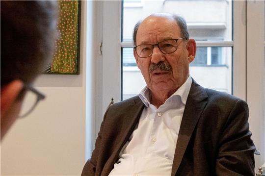 Michael Fürst, Vorsitzender der jüdischen Gemeinden in Niedersachsen, sitzt bei einem Interviewtermin in seiner Kanzlei in Hannover.