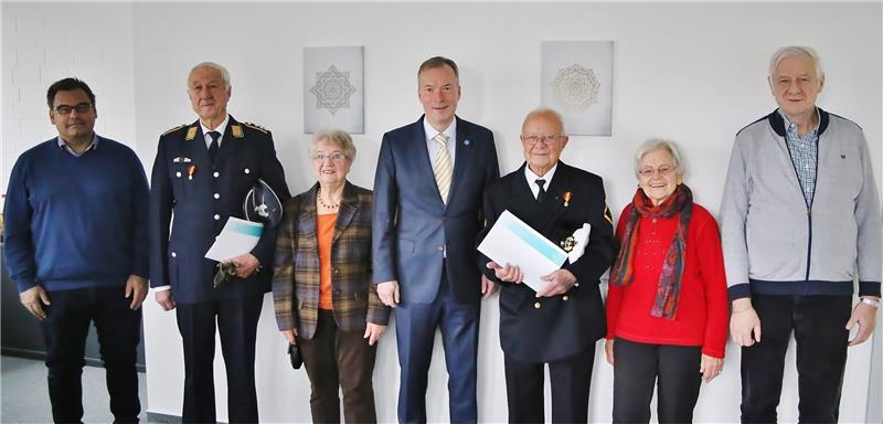 Michael Gandt (Mitte) zeichnet Gerhard Ahrend (links) und Klaus Zesch mit der Goldenen Ehrennadel aus.  Foto: Jung