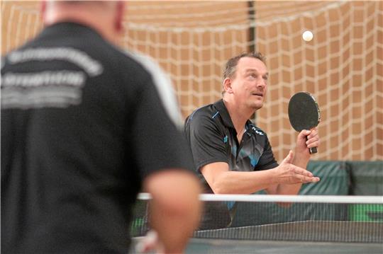 Michael Gatzke vom SV Hahndorf setzt sich im knappsten Spiel des Tages im Doppel mit Nils Hanke gegen das Duo des MTV Othfresen im fünften Satz durch. Foto: Gietemann