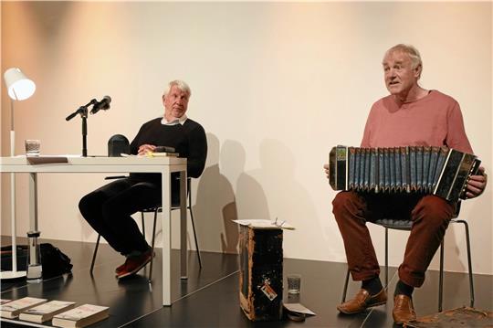 Michael Hametner (links) und Dieter Kalka stellen Werke von Wolfgang Hilbig vor. Foto: Privat