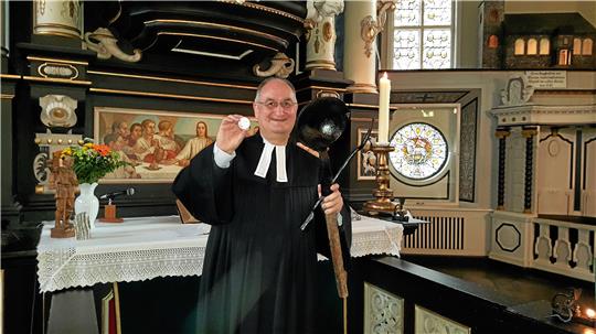 Michael Henheik mit Bergmannsgezähe und -taler: Der Pastor will sich auch im Ruhestand mit der Kirche beschäftigen.  Foto: GZ-Archiv