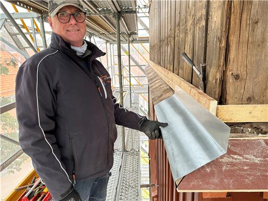 Michael Hoppstock bringt in luftiger Höhe Blechabdeckungen an des Trinitatiskirchen-Turms, damit das Holz besser vor Feuchtigkeit geschützt wird. Fotos: Eggers