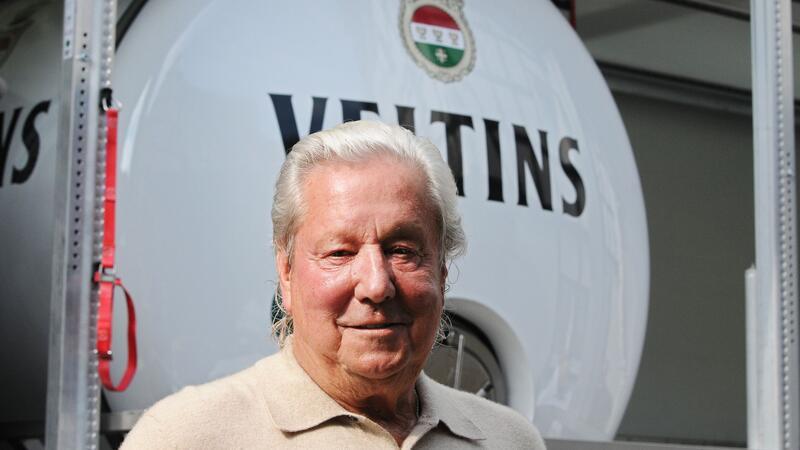 Michael Huber, Generalbevollmächtigter der Brauerei Veltins, steht vor einem 3000-Liter-Tank seiner Brauerei. Nach Angaben von Huber ist der Fußball-EM-Effekt für Brauereien verpufft.